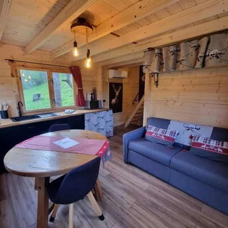 Salon cosy du chalet avec décoration chaleureuse